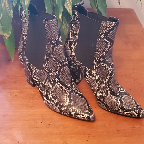 Steve Madden mid calf snakeskin print booties like new 💥💥💥 - Picture 1 of 6